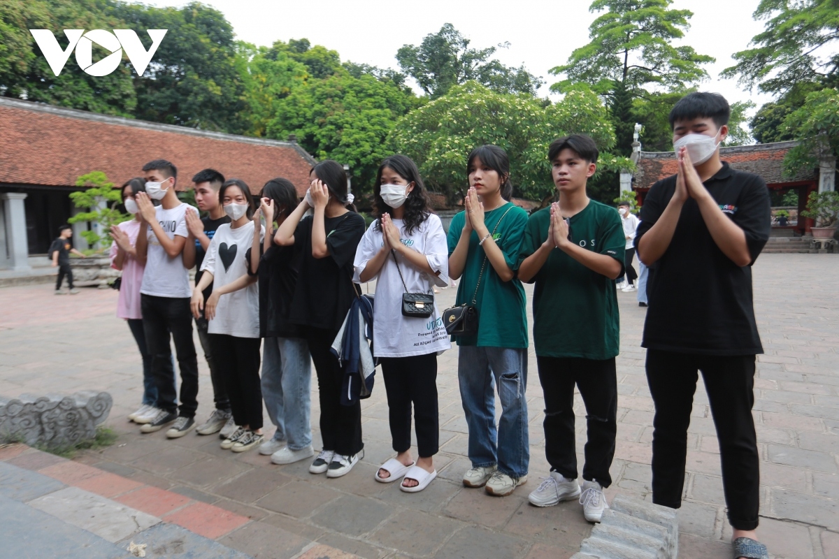 hanoi students pray for good luck ahead of graduation exams picture 1