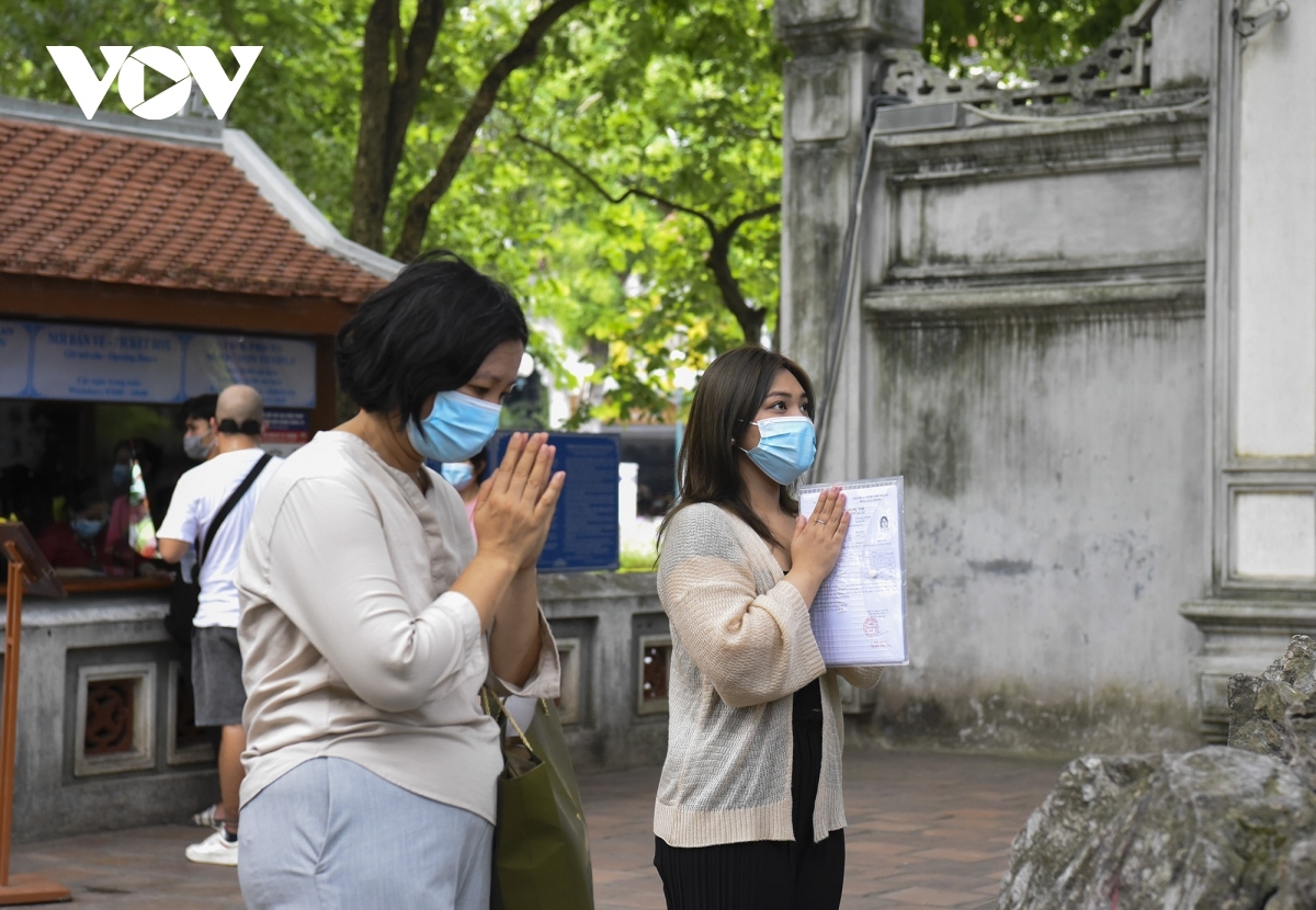 hanoi students pray for good luck ahead of graduation exams picture 2