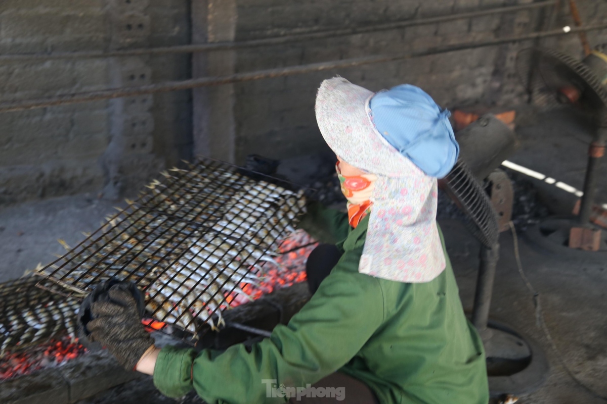 grilled fish making village busy on scorching summer days picture 7