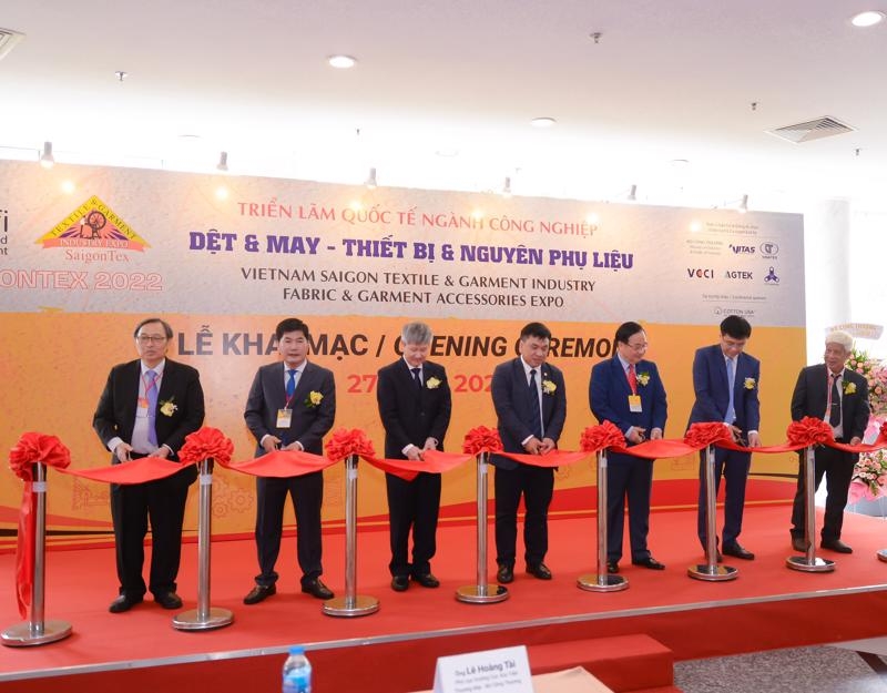 HCM City welcomes start of international textile expos