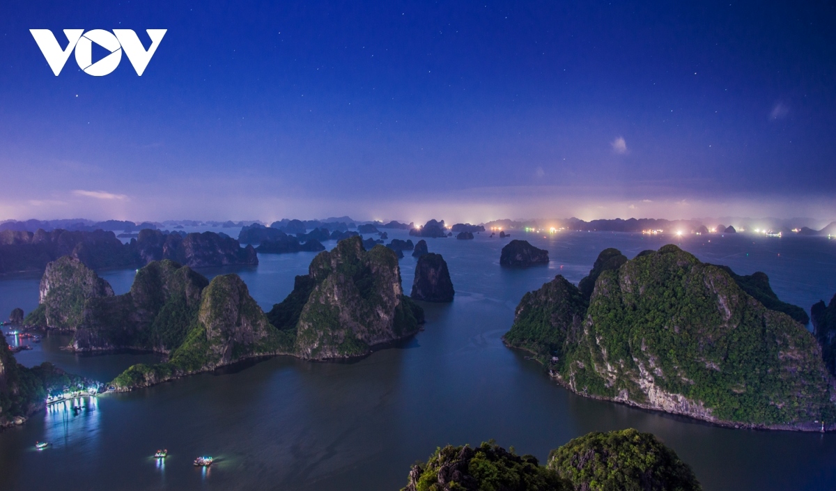what makes ha long bay such a famous tourist attraction picture 6