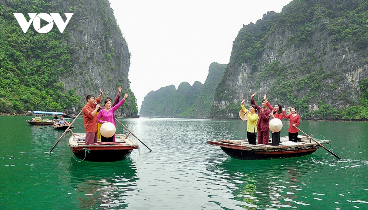 what makes ha long bay such a famous tourist attraction picture 13