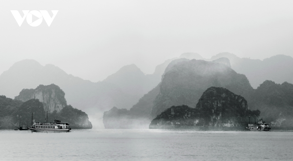 what makes ha long bay such a famous tourist attraction picture 4