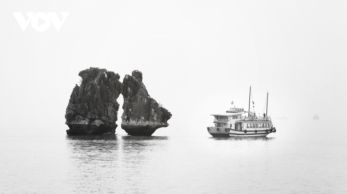 what makes ha long bay such a famous tourist attraction picture 5