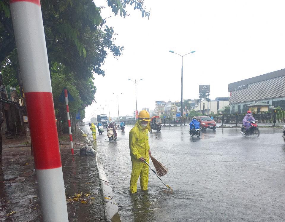 nhieu tuyen duong o ha noi ngap sau con mua dung gio cao diem sang hinh anh 2