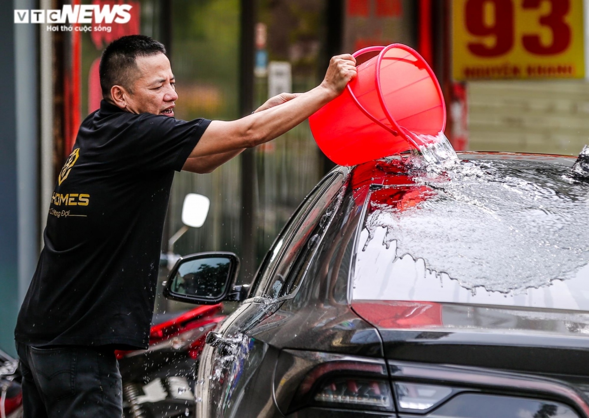 hanoians attempt to cope with heat as temperatures up to 50 degrees celsius picture 11