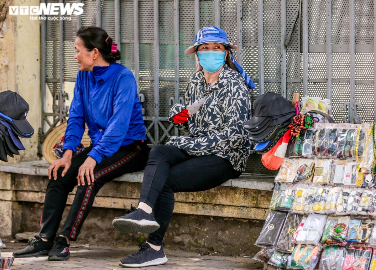 hanoians attempt to cope with heat as temperatures up to 50 degrees celsius picture 12