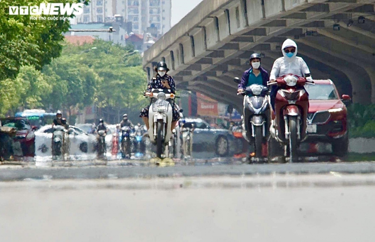 hanoians attempt to cope with heat as temperatures up to 50 degrees celsius picture 3