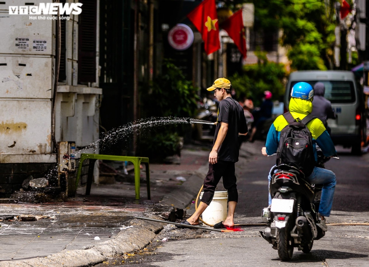 hanoians attempt to cope with heat as temperatures up to 50 degrees celsius picture 9