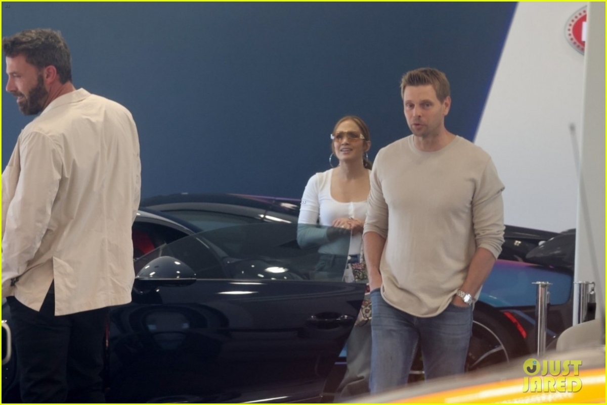 Jennifer Lopez và bạn trai nắm tay tình cảm đi mua xe hơi ở Mỹ - Ảnh 7.