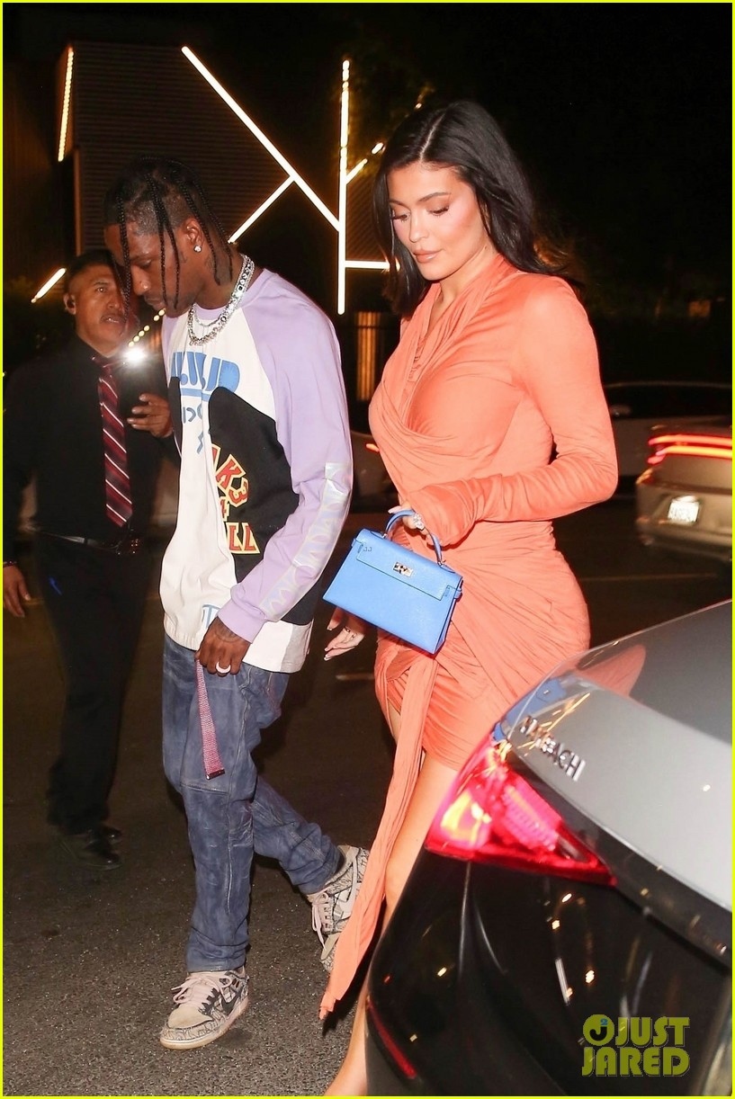 Kylie Jenner gợi cảm đi ăn tối cùng bạn trai sau khi sinh con thứ 2 - Ảnh 1.