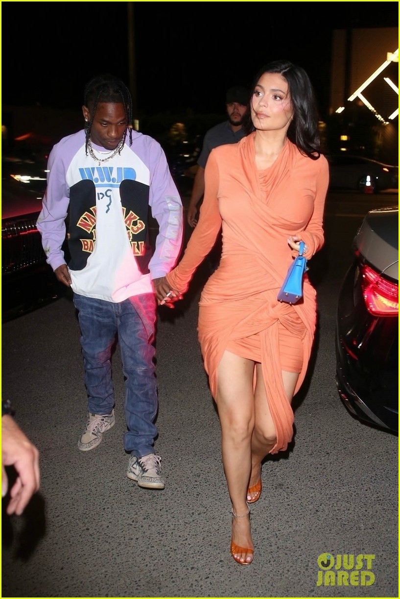 Kylie Jenner gợi cảm đi ăn tối cùng bạn trai sau khi sinh con thứ 2 - Ảnh 3.