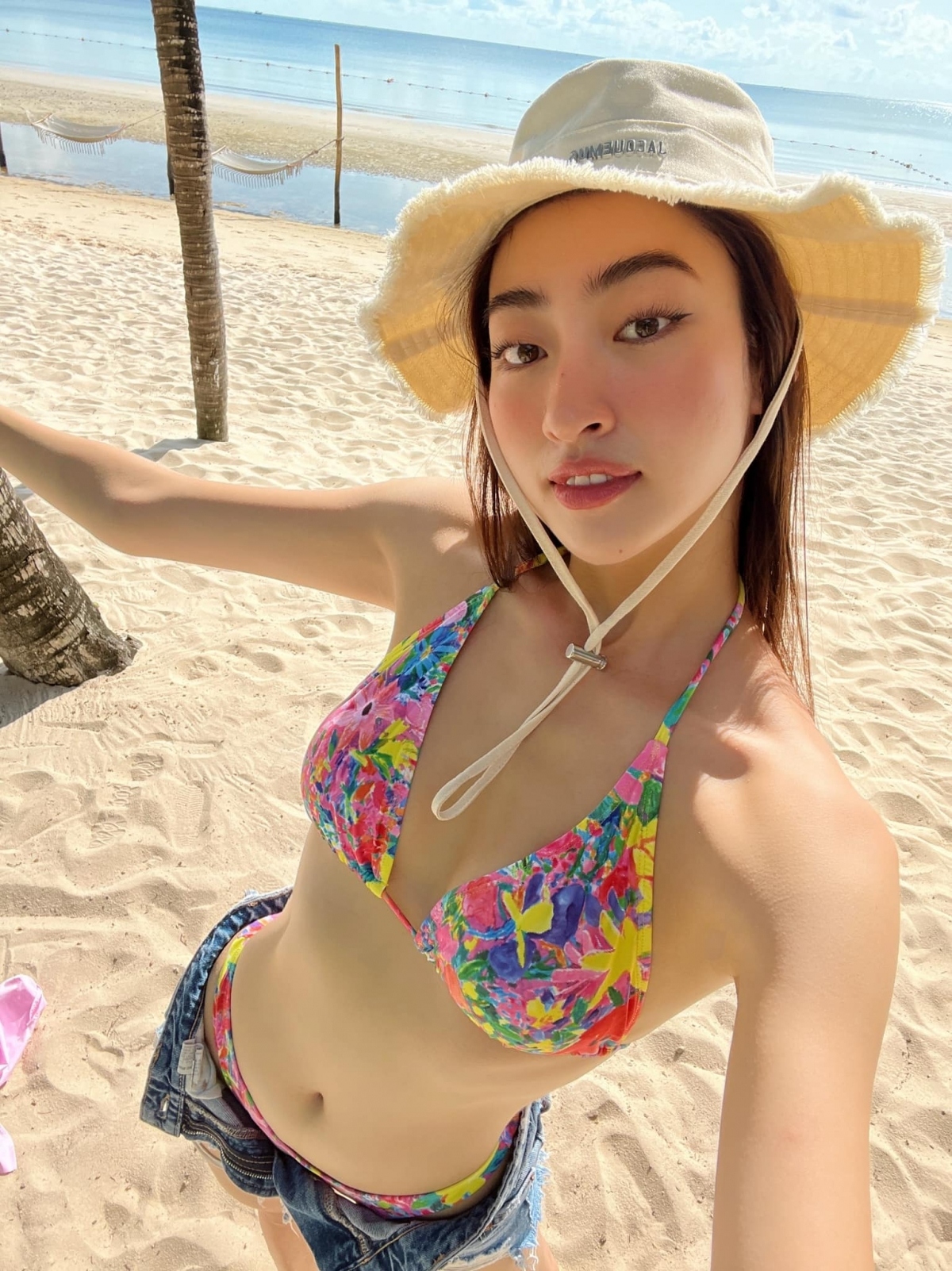 Hoa hậu Lương Thùy Linh và những lần diện bikini khoe dáng nuột nà trên bãi biển - Ảnh 7.