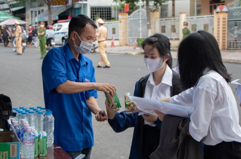 Phụ huynh ở Đắk Lắk đồng hành cùng thí sinh trong ngày thi đầu tiên