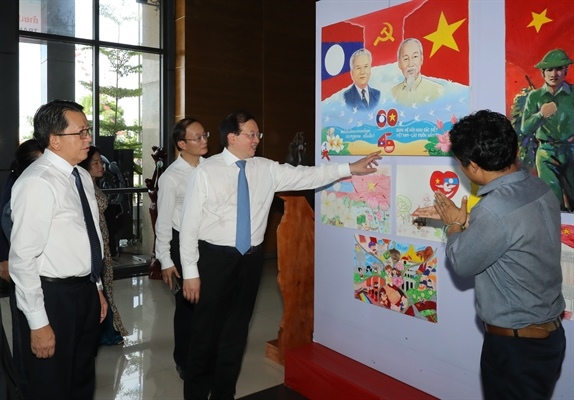 sculpture and poster camp on vietnam-laos relations opens picture 2