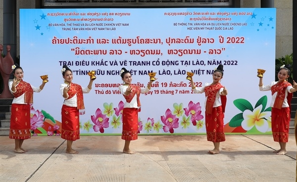 sculpture and poster camp on vietnam-laos relations opens picture 6