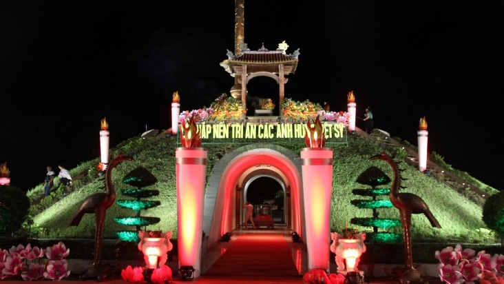 quang tri holds candle-lighting ceremony and art programme to honour martyrs picture 1 quang tri holds candle-lighting ceremony and art programme to honour martyrs picture 1
