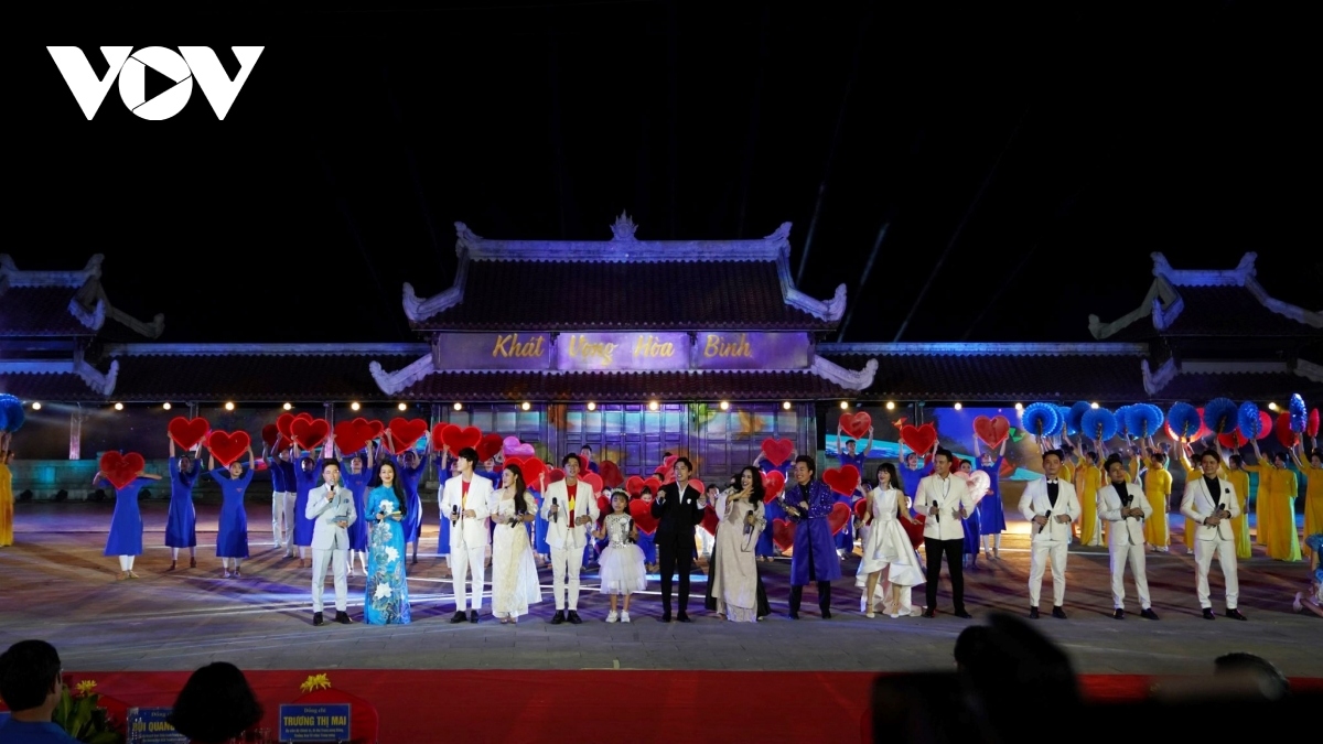 quang tri holds candle-lighting ceremony and art programme to honour martyrs picture 5