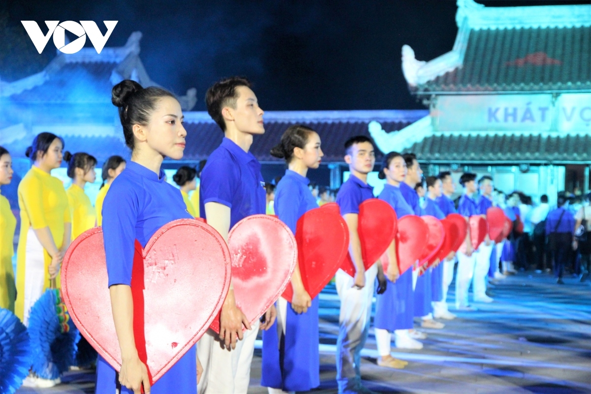 quang tri holds candle-lighting ceremony and art programme to honour martyrs picture 9