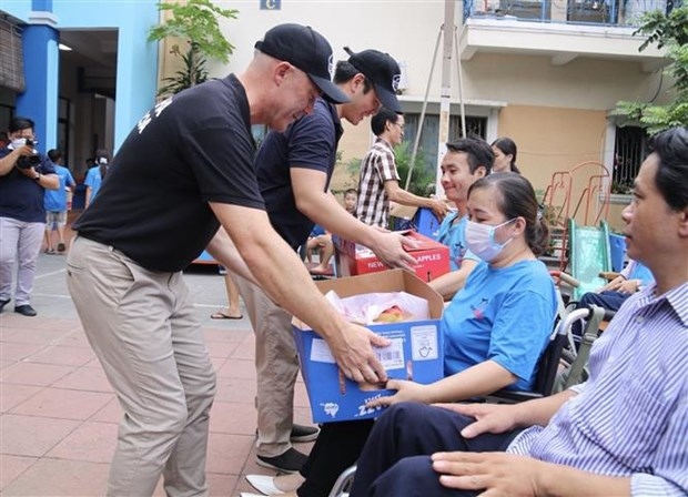 new zealand gifts to unlucky vietnamese children, women picture 1