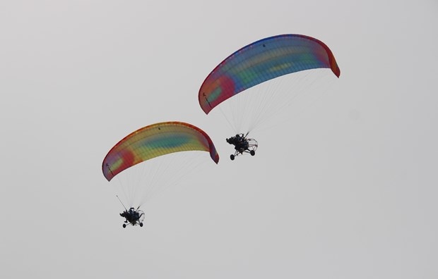 paragliding festival offers tourists fresh experience in nha trang picture 1
