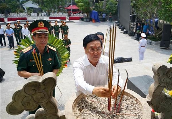 deputy pm pays homepage to martyrs in ha giang province picture 1