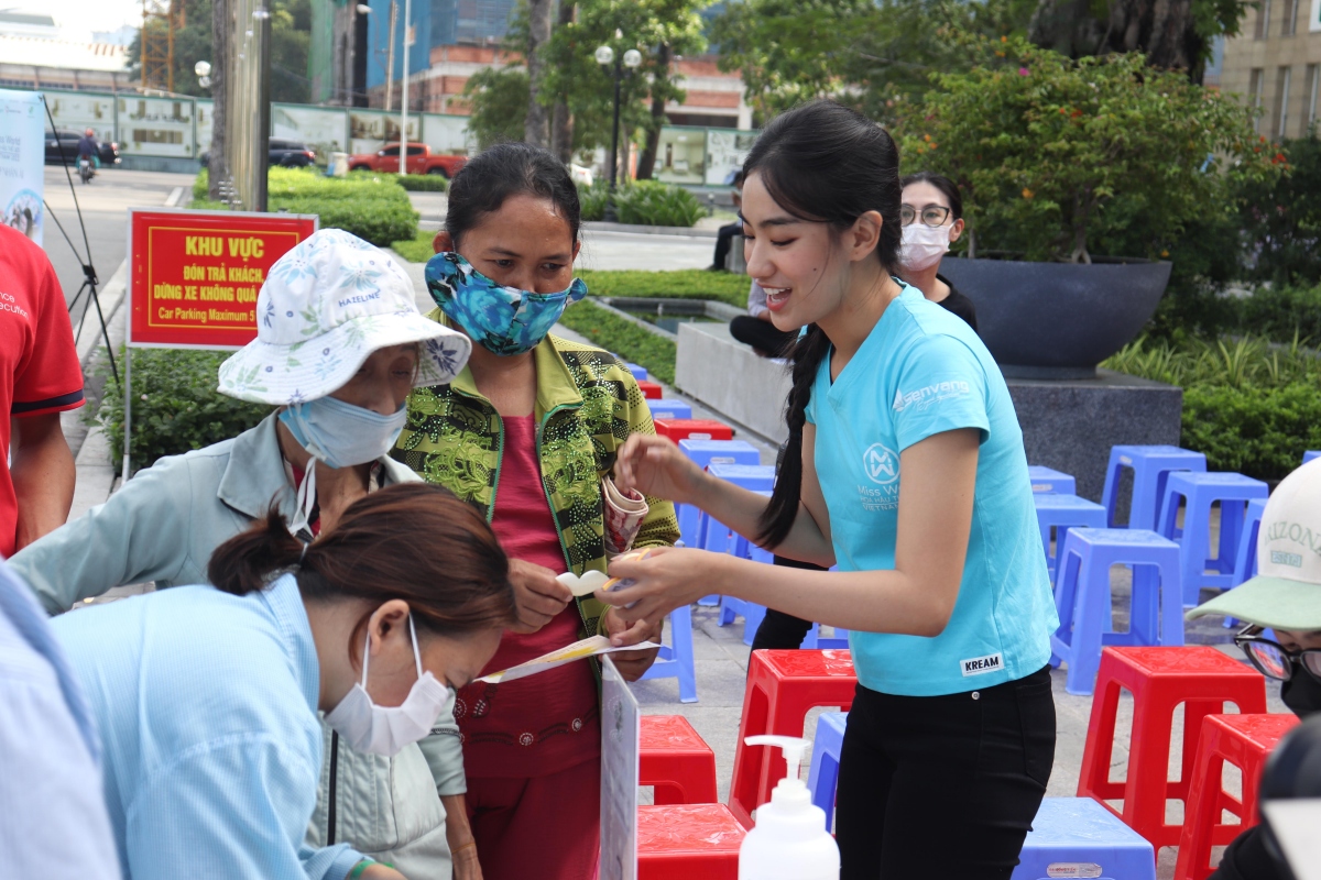 dan thi sinh miss world vietnam 2022 dong day yeu thuong voi phien cho 0 dong hinh anh 2