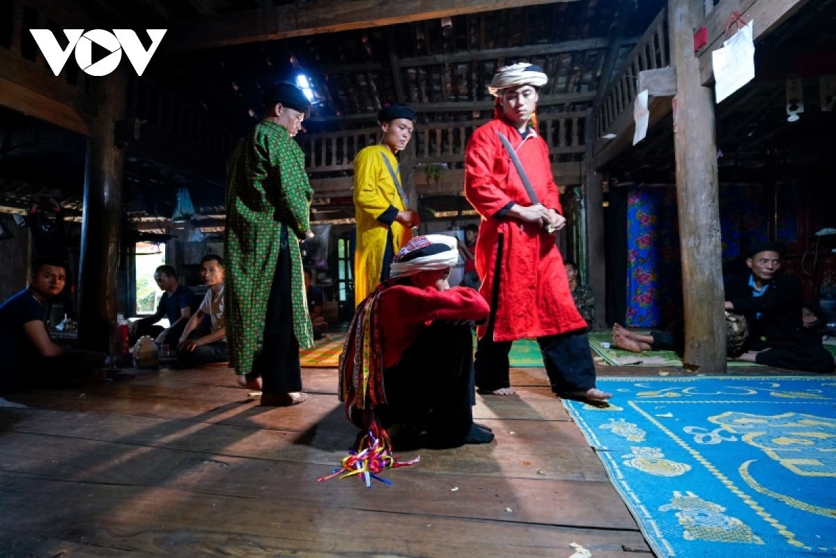 boys of san chi ethnic group undergo maturity ritual in cao bang picture 10