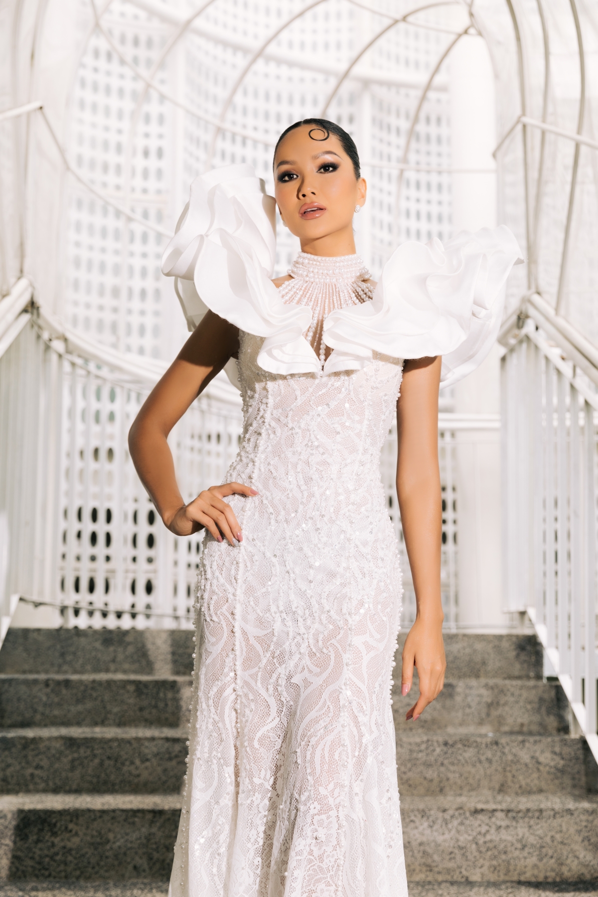 h hen niê tái hiện hình ảnh hoa cà phê với chiếc váy trắng hình ảnh 6 h hen nie tai hien hinh anh hoa ca phe voi chiec vay trang hinh anh 6
