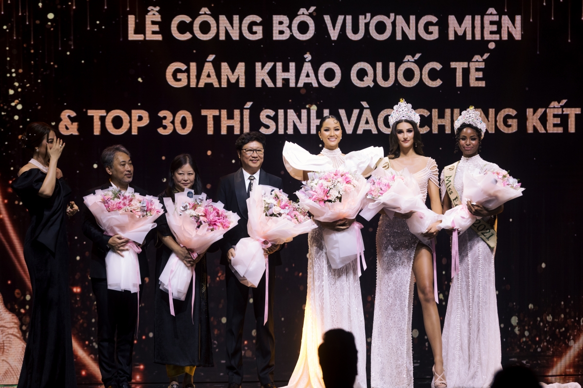 h hen niê tái hiện hình ảnh hoa cà phê với chiếc váy trắng hình ảnh 8 h hen nie tai hien hinh anh hoa ca phe voi chiec vay trang hinh anh 8