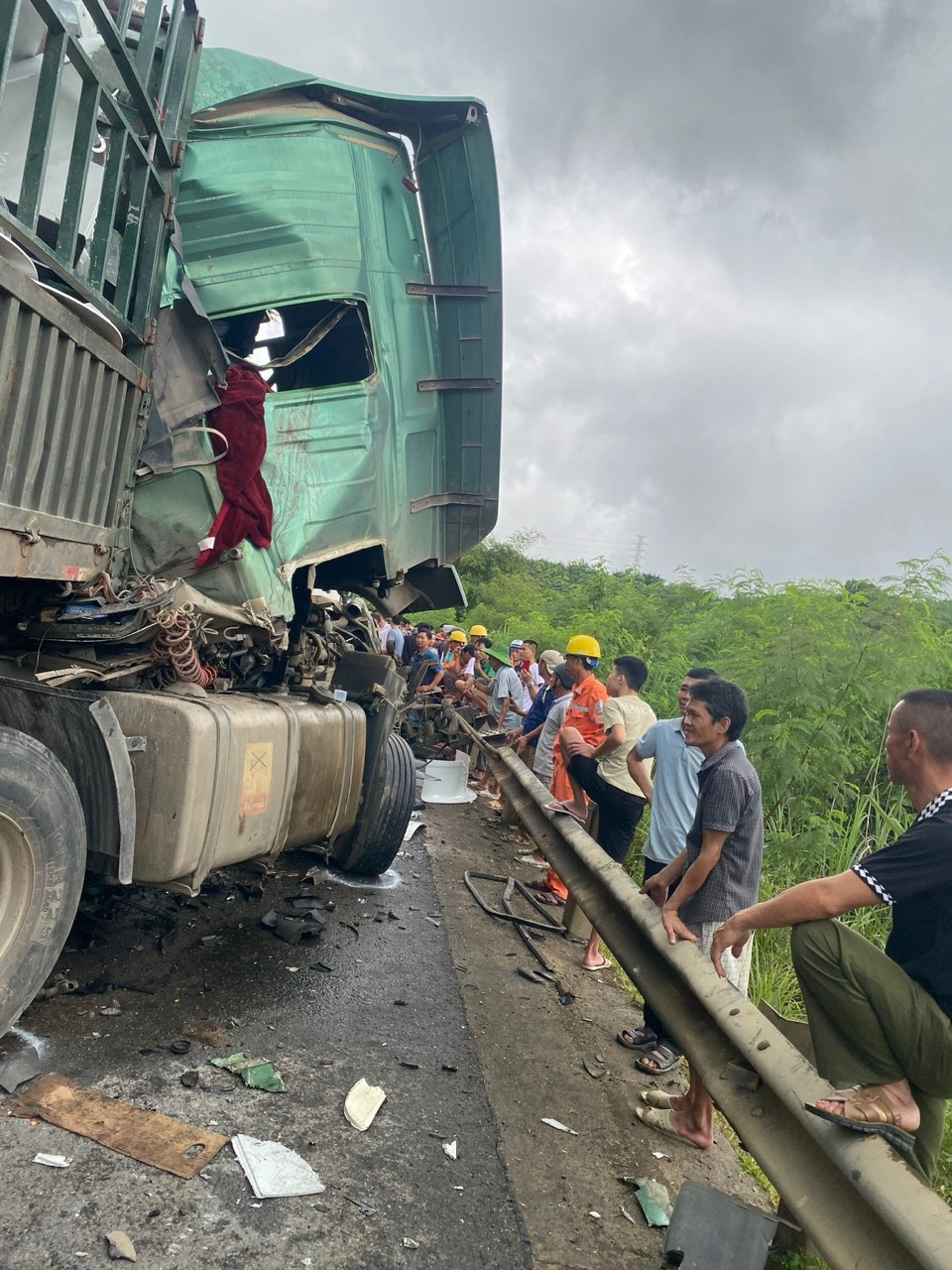 xe dau keo dam vao xe khach tren duong ho chi minh, 2 nguoi chet hinh anh 1