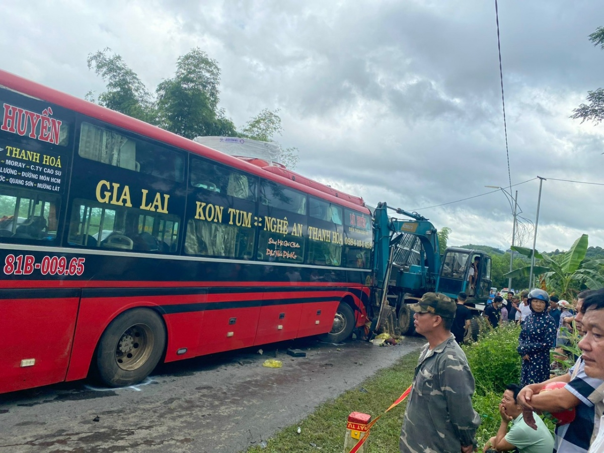 xe dau keo dam vao xe khach tren duong ho chi minh, 2 nguoi chet hinh anh 3