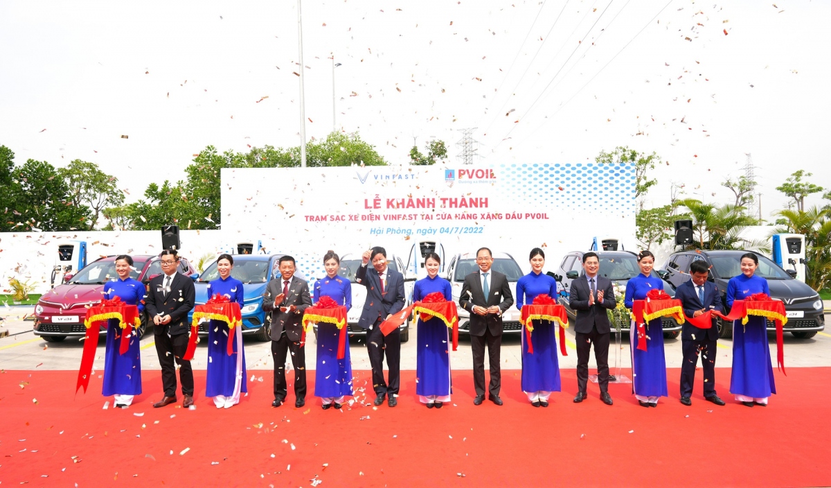 khanh thanh tram sac xe dien dau tien tai cua hang xang dau o hai phong hinh anh 1