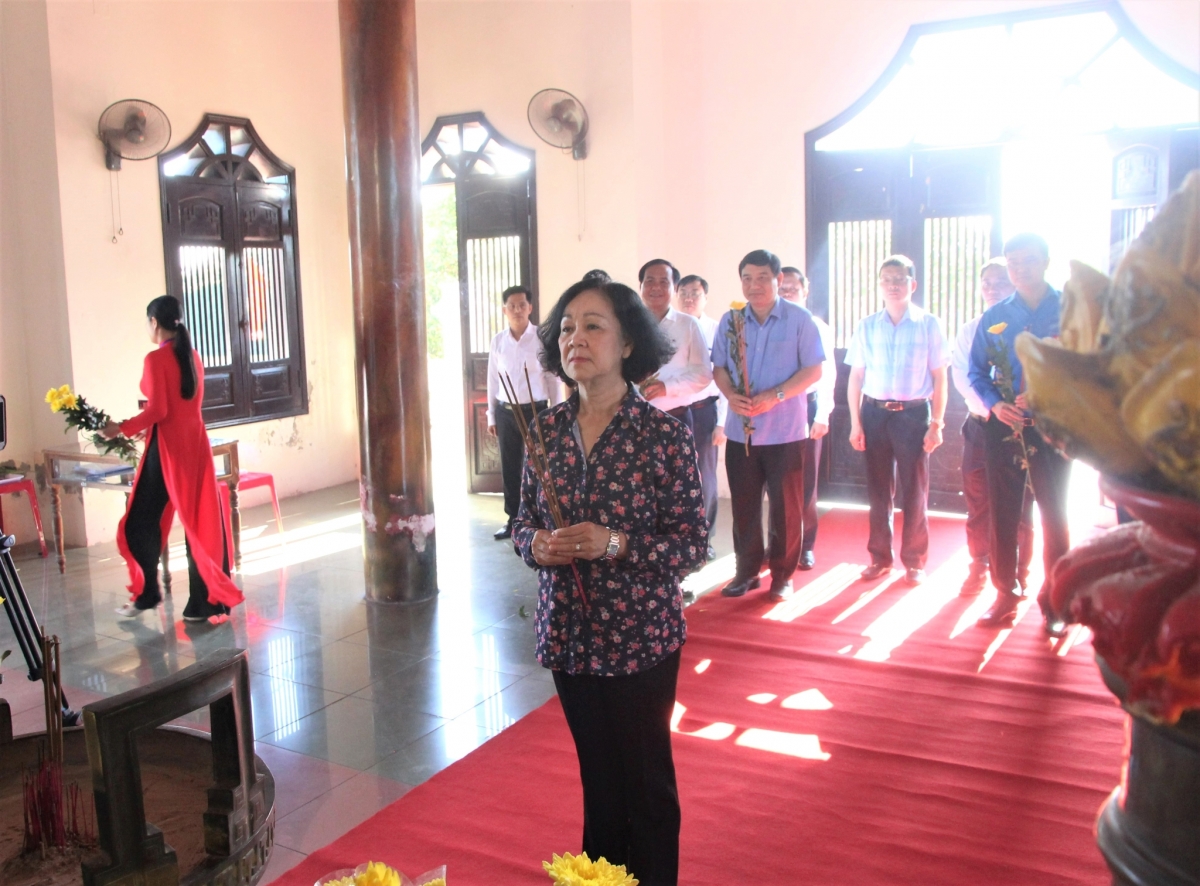 Trưởng Ban Tổ chức Trung ương dâng hương tại Khu lưu niệm Tổng Bí thư Lê Duẩn