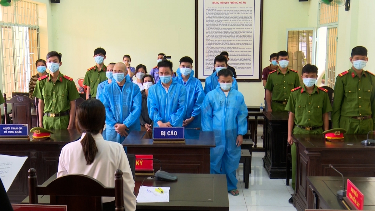 Tuyên phạt 110 tháng tù giam cho 10 bị cáo về tội chống người thi hành công vụ