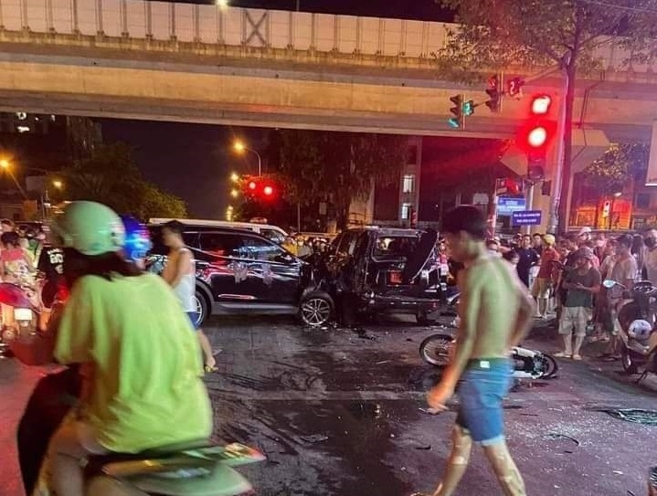 hiện trường vụ tai nạn liên hoàn ở hà Đông khiến 1 người tử vong hình ảnh 3 hien truong vu tai nan lien hoan o ha Dong khien 1 nguoi tu vong hinh anh 3