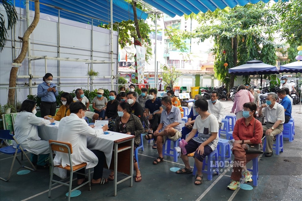 hundreds of locals in hcm city given second booster against covid-19 picture 1