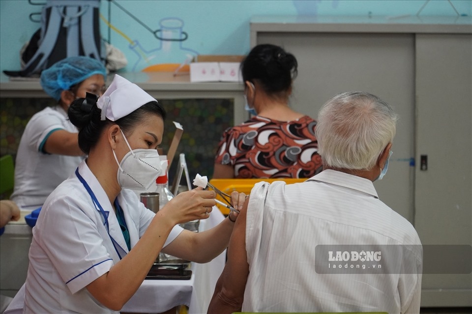 hundreds of locals in hcm city given second booster against covid-19 picture 4