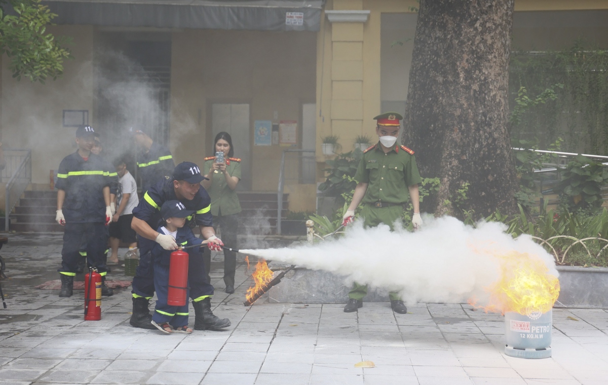 Một ngày làm lính cứu hỏa của trẻ em Hà Nội