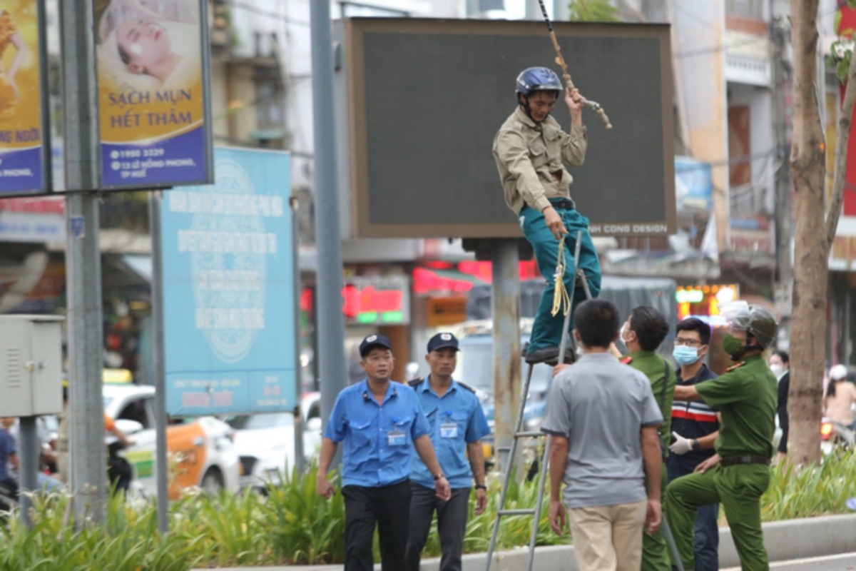 vang bi cuop nem mac canh cay, tren via he o hue ai nhat phai tra lai hinh anh 3