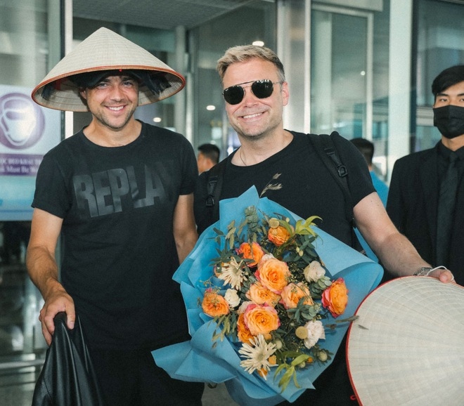 foreign bands a1, 911 and blue arrive in vietnam ahead of music festival picture 1