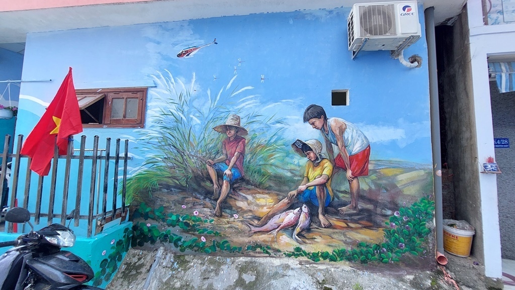 colourful mural painting street takes shape in da nang picture 12