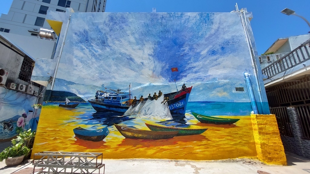 colourful mural painting street takes shape in da nang picture 1