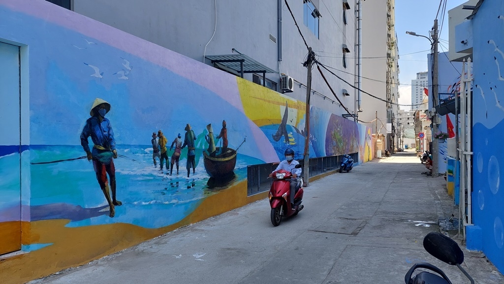colourful mural painting street takes shape in da nang picture 2