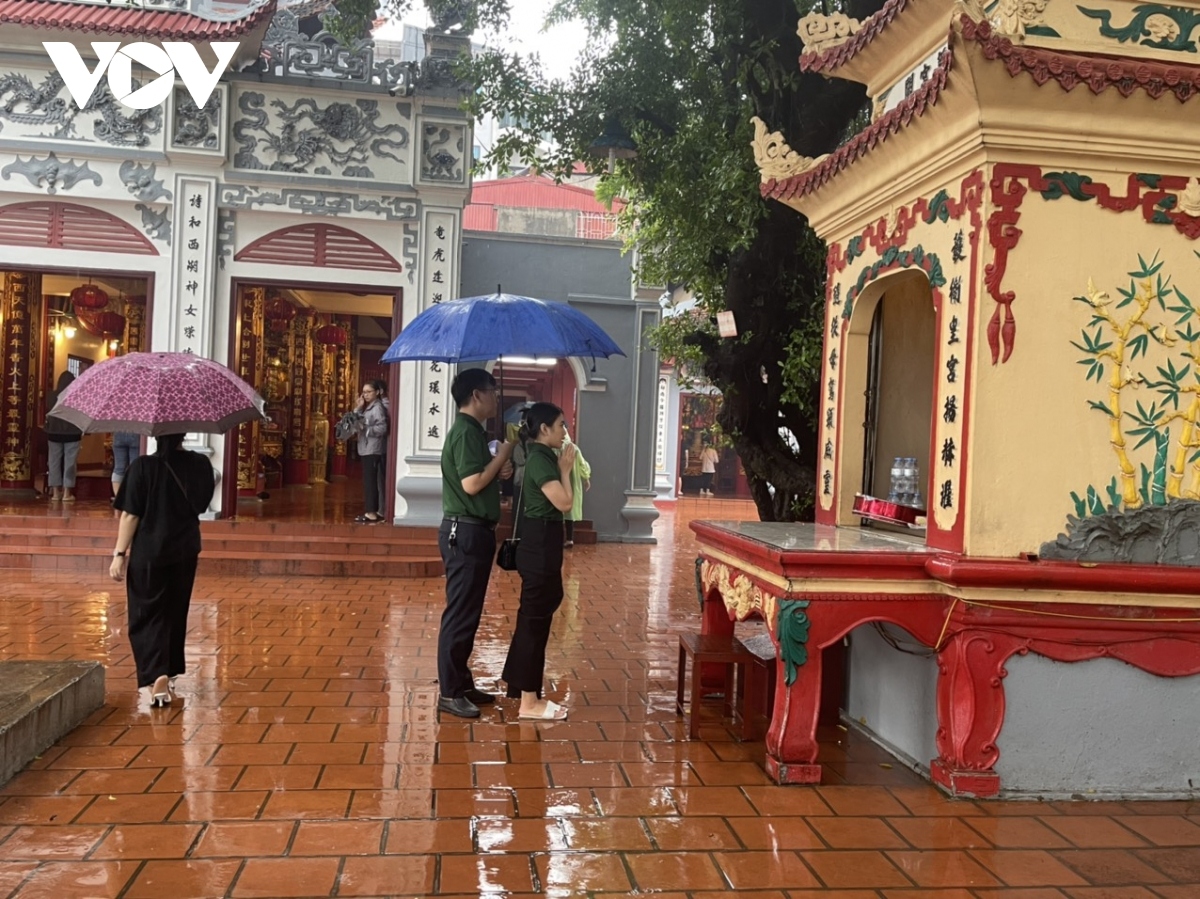 hanoians flock to pagoda for buddhist vu lan festival picture 3