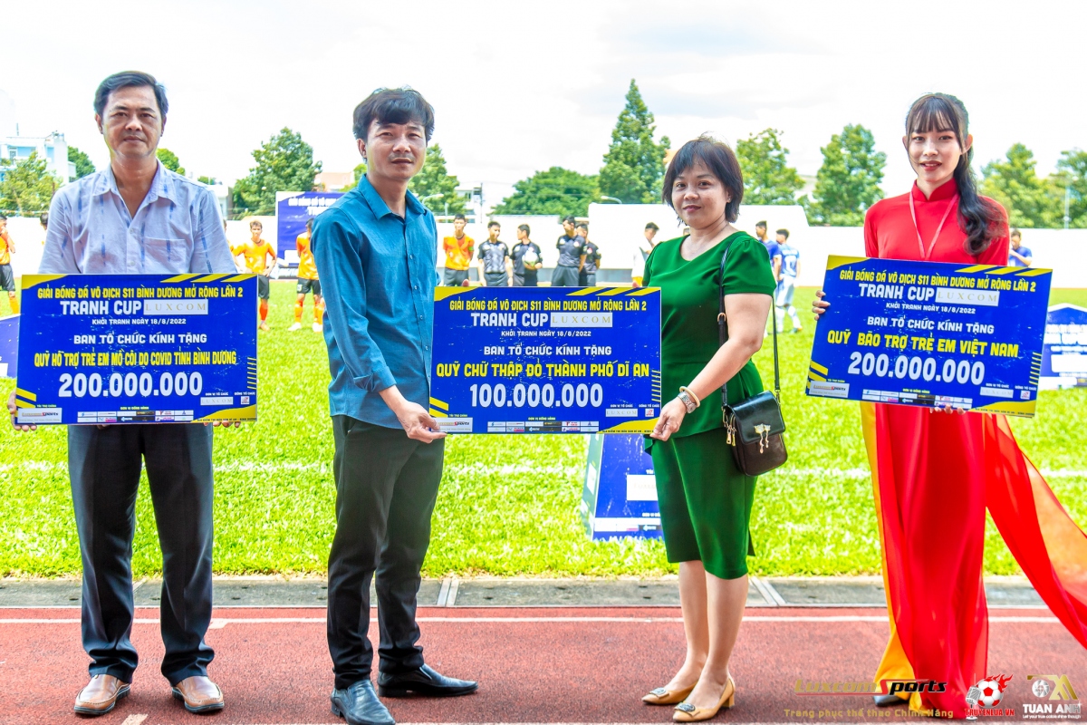 giai bong da phong trao luxcom cup 2022 danh 600 trieu dong lam tu thien hinh anh 1