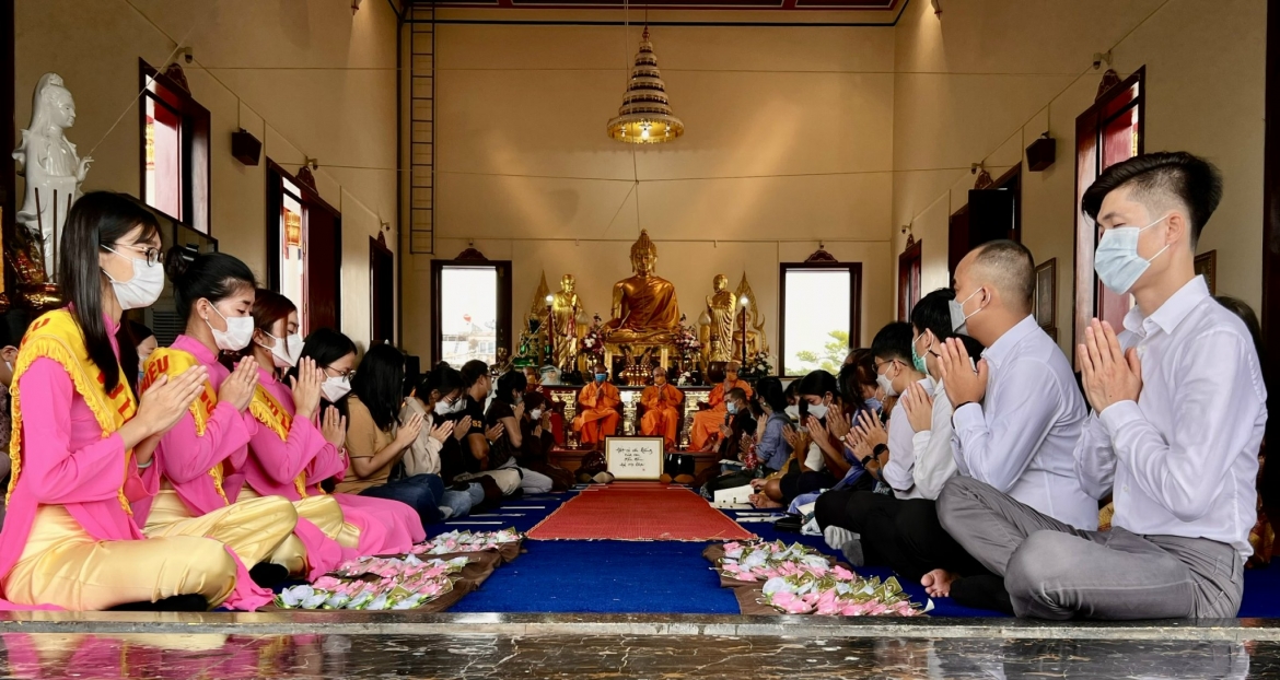  bong hong cai ao - le vu lan bao hieu cua cong dong nguoi viet o thai lan hinh anh 1