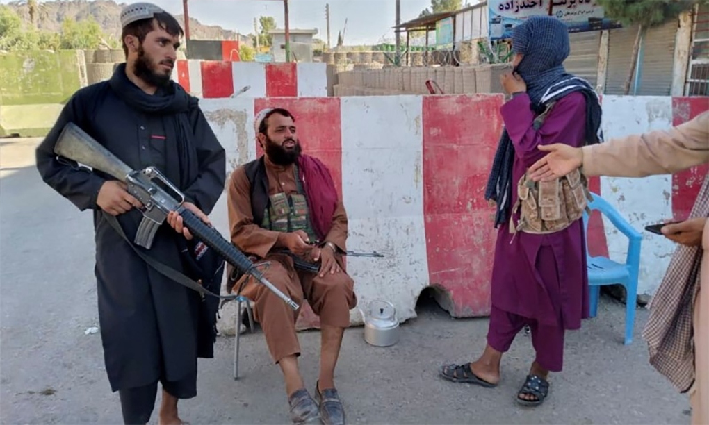 mot nam taliban tro lai nam quyen, afghanistan van ngon ngang bao moi lo hinh anh 1