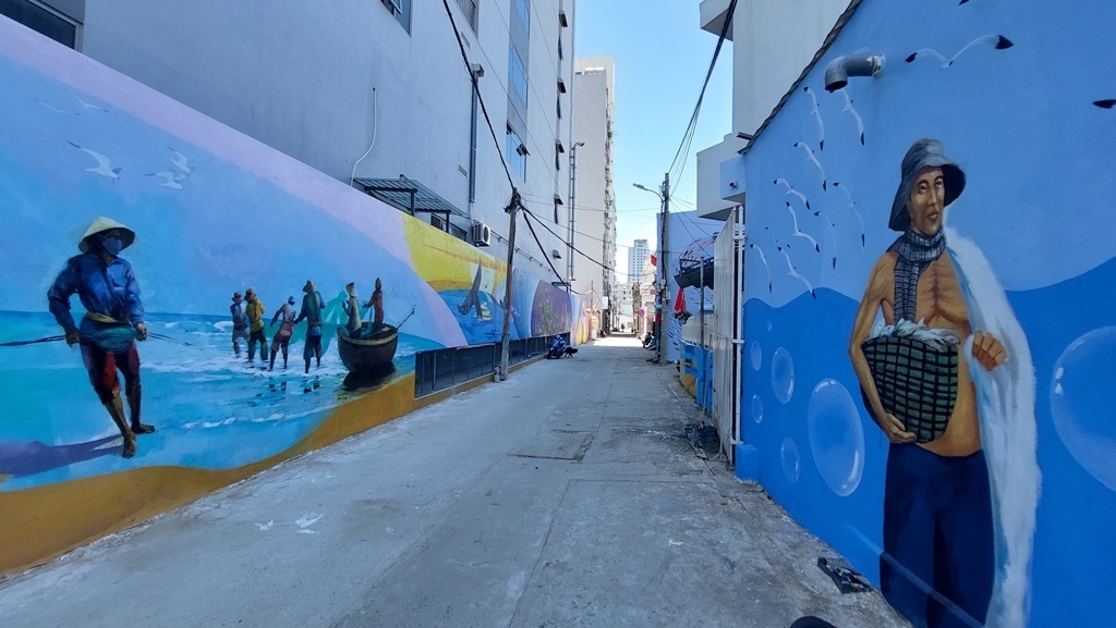 colourful mural painting street takes shape in da nang picture 8