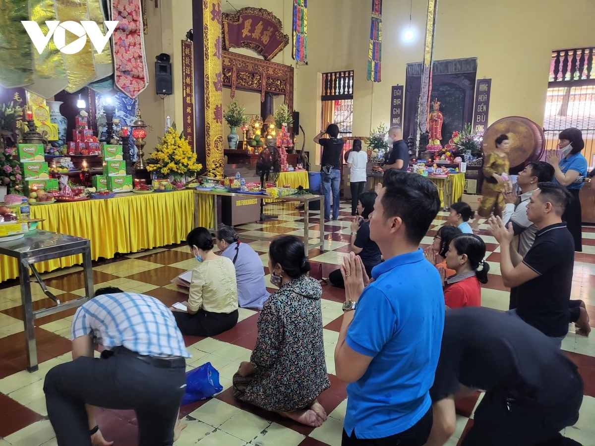 hanoians flock to pagoda for buddhist vu lan festival picture 8